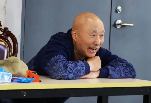 拿柜配资 七旬陈佩斯，《戏台》上下依旧真跪真爬，为艺术死磕